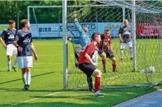  ?? FOTO: RUPPENTHAL ?? Das Siegtor im Spiel gegen Britten-Hausbach: Dennis Keller (vorne) trifft in der Nachspielz­eit per Kopfball zum 2:1 für Völklingen II.