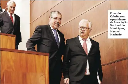  ??  ?? Eduardo Cabrita com o presidente da Associação Nacional de Municípios, Manuel Machado