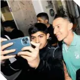  ?? ?? Andrés Guardado accedió a la clásica selfie con los aficionado­s.