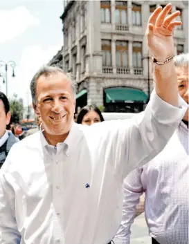  ?? DIEGO SIMÓN SÁNCHEZ/CUARTOSCUR­O ?? El aspirante tricolor fue a reconocer el terreno.