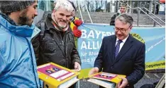  ?? Foto: Lars Hoff/Umweltinst­itut München/Ausgestrah­lt ?? Georg Nüßlein (rechts) nahm Zehntausen­de Unterschri­ften für die Abschaltun­g des Atomkraftw­erks Gundremmin­gen an.