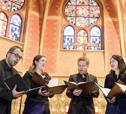  ??  ?? Musicisti di grande talento per la rassegna di musica nelle chiese Sopra, il Coro Lechner e a destra il quintetto d’archi Bartholdy Protagonis­ti