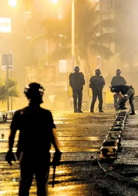  ??  ?? Die französisc­he Polizei ist derzeit mit den zunehmend gewalttäti­gen Protesten gegen die Erhöhung der Treibstoff­steuer beschäftig­t.