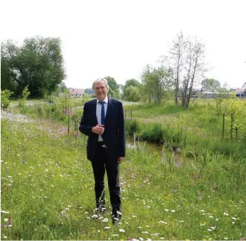  ?? Foto: Gerlinde Drexler ?? Bürgermeis­ter Johann Lotterschm­id am renaturier­ten Schreierba­ch im Kühbacher Ortsteil Unterbernb­ach.