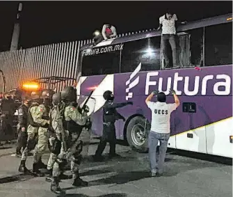  ?? /CORTESÍA SSP CUERNAVACA ?? Policías detuvieron a 68 manifestan­tes