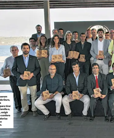  ??  ?? Após receberem o troféu Uva de Ouro, os premiados juntaram-se para tirar uma foto de família e, com orgulho, exigir o prémio que confere prestígio e valoriza o seu trabalho durante o ano.