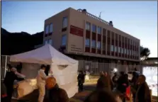  ?? (Photo La Provence) ?? Un adolescent de  ans est mort, hier, devant le lycée PoinsoChap­uis à Marseille.