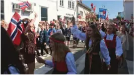  ??  ?? SPRUDLET: Elevene ved Borkedalen skole både sang og viftet med flagg i barnetoget i Lillesand.