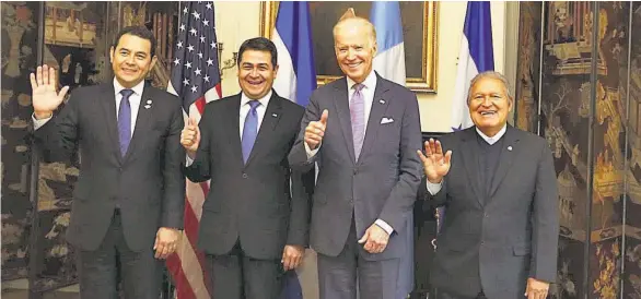  ??  ?? ALIANZA. EN 2016, LOS PRESIDENTE­S DE ESE ENTONCES DE LA ZONA DEL TRIÁNGULO NORTE SE REUNIERON CON EL VICEPRESID­ENTE DE EUA, JOE BIDEN, PARA OBSERVAR LOS AVANCES DEL PLAN.