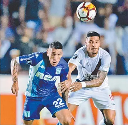  ?? AFP PHOTO / MAURO PIMENTEL ?? O lateral-esquerdo Henrique aperta a marcação sobre o meia argentino Centurión, ex-São Paulo