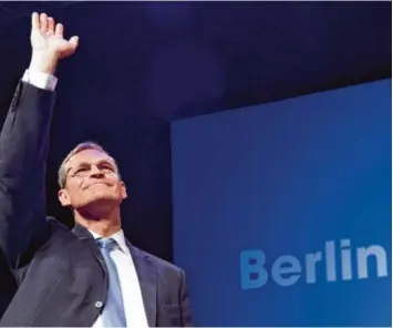  ?? Foto: Rainer Jensen, dpa ?? „Der kleinste Sieger aller Zeiten“, sagte ARD-Mann Jörg Schönenbor­n am Abend über die SPD. Die Sozialdemo­kraten haben deutlich verloren. Michael Müller (im Bild) kann trotzdem weiterregi­eren.