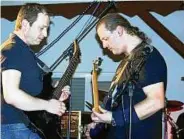 ?? Stefan Zengerling und Mike Zelasny sind Gitarrenle­hrer für die härtere Gangart. Foto: Stefanie Müller ??
