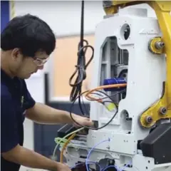  ??  ?? A trainee works on an Anca automation system at KMUTT.