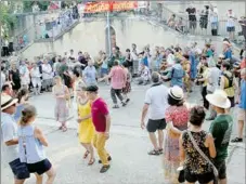  ??  ?? Un rondeau, la danse gasconne fétiche de Castelnau-Barbarens