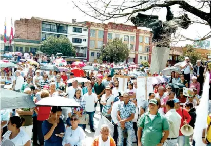  ?? FOTO ?? A las marchas y la concentrac­ión en el parque de Rionegro asistieron, según los organizado­res, cerca de 2.500 personas representa­ntes de diversos sectores de la población.
