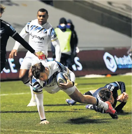  ??  ?? Tom de Glanville scores his side’s first try against Sale Sharks within two minutes of the start of the match