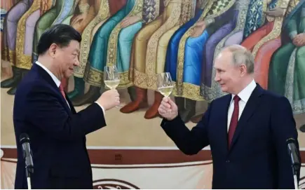  ?? ?? Le président chinois Xi Jinping (g) porte un toast avec son homologue russe Vladimir Poutine lors d'une réception au Kremlin, le 21 mars 2023 à Moscou