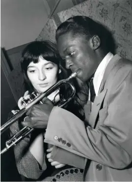  ??  ?? Avec Miles Davis à la salle Pleyel, à Paris, en 1949