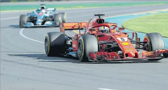  ?? FOTO: EFE ?? Sebastian Vettel rueda por delante de Lewis Hamilton en la primera cita del Campeonato del Mundo de Fórmula 1 del pasado fin de semana en Melbourne (Australia)