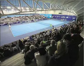  ??  ?? Le tournoi, qui a commencé lundi, peut accueillir jusqu’à 1 200 spectateur­s.