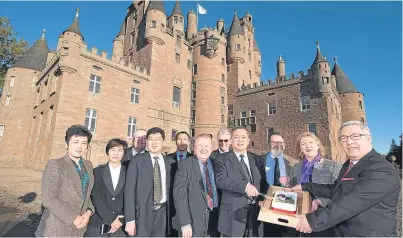  ??  ?? A delegation from Penglai Pavilion in Yantai visited Glamis Castle to mark 10th anniversar­y of the twinning with the Great Wall of China, left. A special cake was cut to mark the occasion.