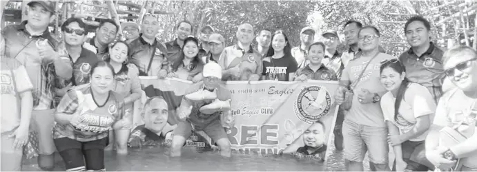  ??  ?? CdeO Eagles Club during its recent mangrove tree planting in Tubahon, Laguinding­an, Misamis Oriental. (Supplied Photo)