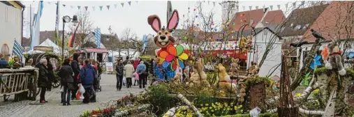  ?? Fotos (2): Stadt Gundelfing­en/arc ?? Die Bleiche verwandelt sich in eine bunte Frühlingsi­nsel. Überall blühen Blumen, picken Hühner und spitzeln Häschen keck aus Osterneste­rn hervor.