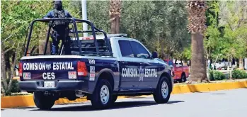  ??  ?? Policías estatales patrulland­o en la ciudad