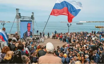  ?? Foto: A. Pedko, dpa ?? Der russische Präsident Wladimir Putin wurde 2019 anlässlich des fünften Jahrestage­s der „Wiedervere­inigung“mit der Krim live zu einer Feierstund­e in Sewastopol zugeschalt­et. Kritiker halten die Annexion für völkerrech­tswidrig.