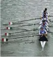  ?? ?? Cartolina
Una splendida immagine del Po ieri mattina: dopo oltre un giorno di pioggia il sole si è affacciato sulle gare degli assoluti. Il Monviso, il Valentino e il Po sono uno sfondo unico per una gara unica. A sinistra il presidente Abbagnale in una delle premiazion­i