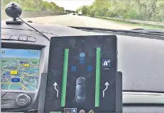  ??  ?? Die Messergebn­isse von Radar und Kameras werden auf dem Tablet im Cockpit sichtbar: Die Fahrspuren rechts und links leuchten grün. Sie sind frei, das Auto wechselt die Spur, wenn der Fahrer den Blinker setzt.