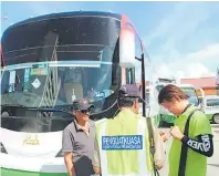  ??  ?? Seorang penguat kuasa KPK sedang memeriksa seorang pekerja syarikat pelanconga­n dalam operasi tersebut di Jesselton Point, kelmarin.