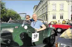  ?? BILD: MARTIN REMMERS ?? Friedrich-Carl Freiherr von Ketteler (links) und Ð-Redakteur Christoph Kiefer in einem Triumph Gloria 6