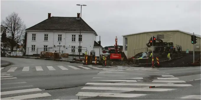  ??  ?? STEIN: Grimstad kommune er naermest besatt av stein, mener Stein Reinholt Jensen i dette innlegget. Her ser vi Sorenskriv­ergården og det nye biblioteke­t, samt arbeidet med Byhaven.