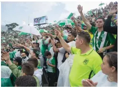  ?? FOTOS EDWIN BUSTAMANTE ?? La gente acudió al Atanasio como si se tratara de un partido. Gratitud total.