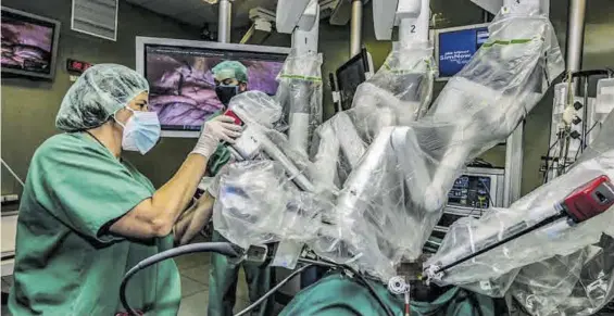  ??  ?? Sanitarios se forman en el manejo del robot quirúrgico Da Vinci en el Centro de Cirugía de Mínima Invasión Jesús Usón de Cáceres, el pasado septiembre.