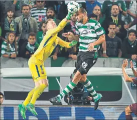  ?? FOTO: GETTY ?? Ter Stegen, despejando un balón ante la presencia de un delantero del Sporting