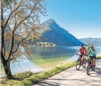  ?? [ Österreich Werbung/Martin Steinthale­r Tine Foto] ?? Rundherum Berge – heißt nicht, dass es immer steil ist: hier am Hallstätte­r See.