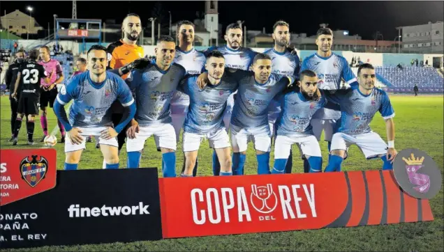  ?? ?? Los jugadores del Huracán Melilla posan antes de su partido contra el Levante en la primera ronda de la Copa del Rey en la temporada 21-22.