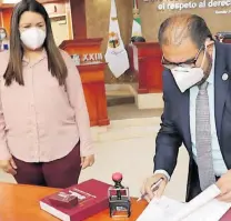  ?? / CORTESÍA CONGRESO DEL ESTADO ?? Eva Rodríguez y Julio César Vásquez Castillo reciben el documento