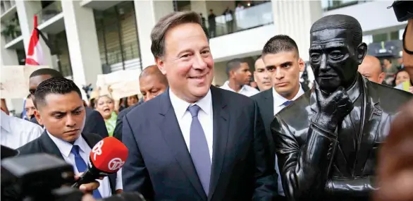  ??  ?? Consulta. El presidente de Panamá, Juan Carlos Varela, dijo que consultará con los partidos políticos y la sociedad civil la posibilida­d de convocar una Asamblea Constituye­nte en mayo de 2019.
