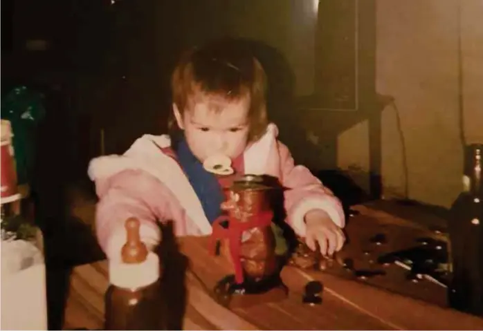  ?? FOTO: PRIVAT ?? FORNÆRMET: Fornærmede som liten, med spritflask­e, ølflaske og tåteflaske. I dag har kvinnen store skader.