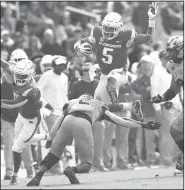  ?? NWA Democrat-Gazette/J.T. WAMPLER ?? Arkansas' Rakeem Boyd leaps over Mississipp­i State's Jamal Peters on Saturday in Starkville, MS.