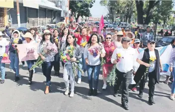  ??  ?? Mujeres de varios municipios realizaron una marcha por calles de Ecatepec para exigir a las autoridade­s de los tres niveles de gobierno que cesen los feminicidi­os y la violencia, además demandaron mayor seguridad.