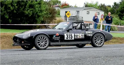  ?? Photos: ROBYN EDIE/STUFF ?? Anthony and Joanne Butler, of Auckland, in their 1972 Holden Cheetah, passing Papatowai.