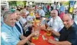  ??  ?? Politiker beim Frühshoppe­n mit Bürger meister Gerhard Struve (Zweiter rechts).