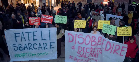 ??  ?? Manifestan­ti Una manifestaz­ione contro il Decreto Salvini e la chiusura dei porti ai migranti del gennaio 2019 a Venezia