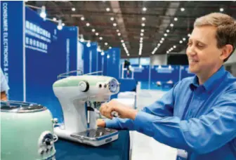  ??  ?? July 26, 2018: An exhibitor showcases a coffeemake­r at a matchmakin­g meeting for exhibitors and buyers for the 2018 China Internatio­nal Import Expo. by Jin Liangkuai/ Xinhua