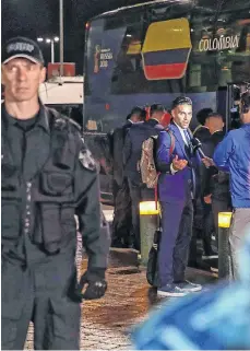  ?? /EFE ?? Radamel Falcao atiende a los reporteros en Kazán, mientras un policía ruso vigila el arribo de los cafeteros.