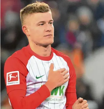  ?? Foto: Ulrich Wagner ?? So schwer es Alfred Finnbogaso­n auch fällt, er kann den FC Augsburg am Sonntag gegen Frankfurt nicht unterstütz­en. Mit einer Muskelverl­etzung in der Wade wird er wohl bis zu sechs Wochen ausfallen.